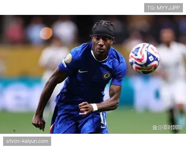 本泽马替补登场,以40岁零128天成为欧冠淘汰赛阶段最年长出场球员 本泽马替补登场,以40岁零128天成为欧冠淘汰赛阶段最年长出场球员